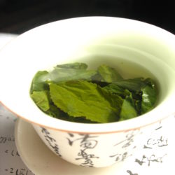 Tea_leaves_steeping_in_a_zhong_čaj_05
